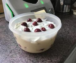 Quarkspeise mit Kirschen