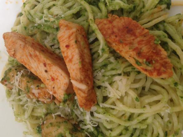 Selbstgemachte Nudeln mit Feldsalatpesto und putenbruststreifen