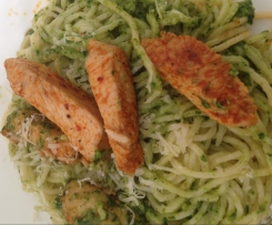 Selbstgemachte Nudeln mit Feldsalatpesto und putenbruststreifen