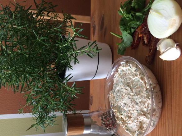 Mediterraner Aufstrich - Frischkäse mit getrockneten Tomaten und Rucola