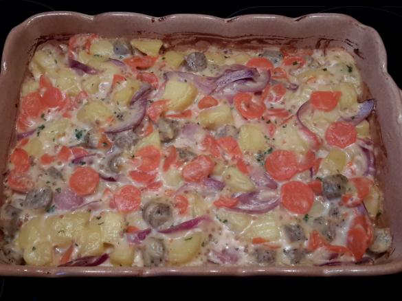 Kartoffel-Möhren-Auflauf mit Würstchen und Kräuter-Käse-Sauce