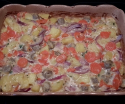 Kartoffel-Möhren-Auflauf mit Würstchen und Kräuter-Käse-Sauce