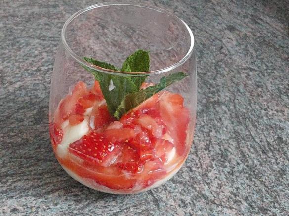 Joghurt - Limetten - Mousse mit Erdbeerragout