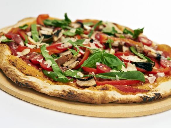 Pizzateig am Pizzastein gebacken