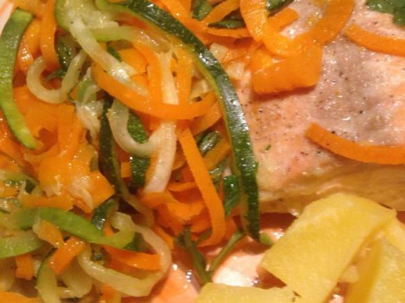 Lachs mit Zucchini und Möhrenspaghetti und Kartoffeln