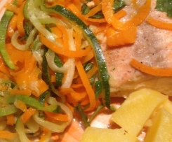 Lachs mit Zucchini und Möhrenspaghetti und Kartoffeln