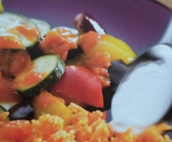 Gemüseplatte mit Reis und Joghurtsauce