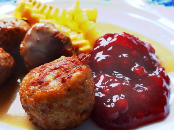 Fleischbällchen schwedische Art - Köttbullar mit allem Drum und Dran (Preiselbeer-Chutney, brauner Sauce, Fritten-Gewürz)