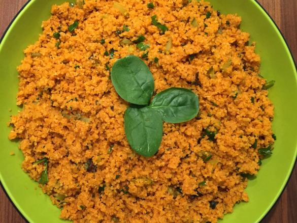 Bulgursalat mit Gewürzgurken / Turşulu Kısır