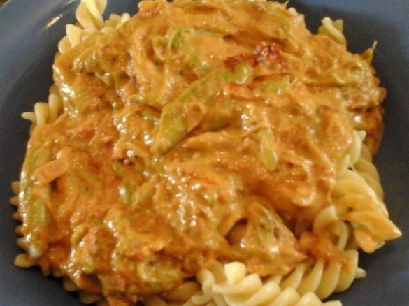 Nudeln mit  grünem Spargel, getrockneten Tomaten und  Mandelcremesoße vegan