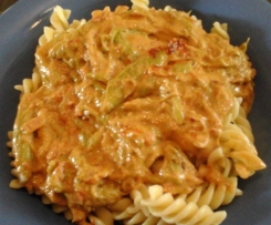 Nudeln mit  grünem Spargel, getrockneten Tomaten und  Mandelcremesoße vegan