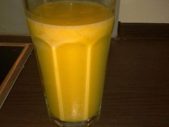 Exotischer Smoothie mit Schuss