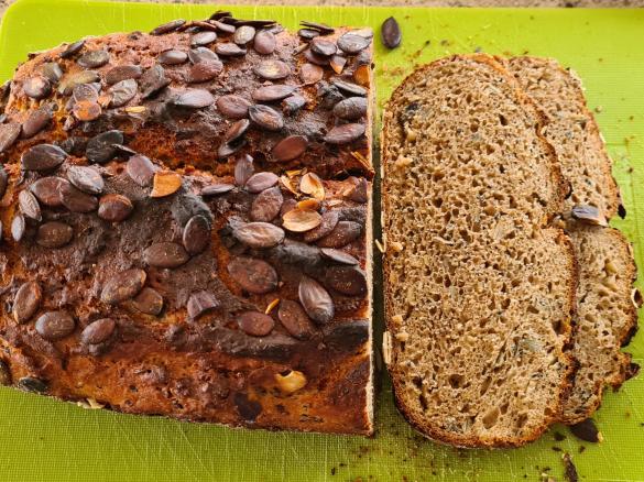 Elas dunkles Brot mit Kürbiskernen
