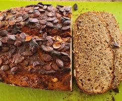 Elas dunkles Brot mit Kürbiskernen