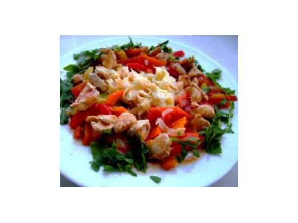 Woknudeln mit Putenbrustwürfeln und buntem Gemüse