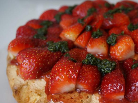 Erdbeerkuchen (Biskuit) mit süßem Minz-Pesto