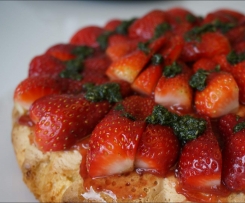 Erdbeerkuchen (Biskuit) mit süßem Minz-Pesto