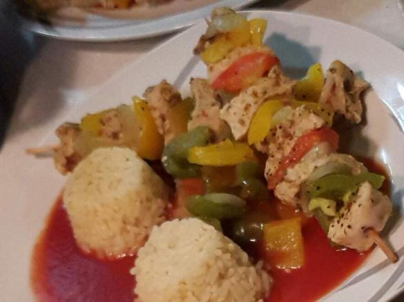 Putenspieße mit scharfer Tomatensauce