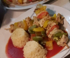 Putenspieße mit scharfer Tomatensauce