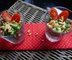 Variation von Brokkolisalat mit Pinienkernen