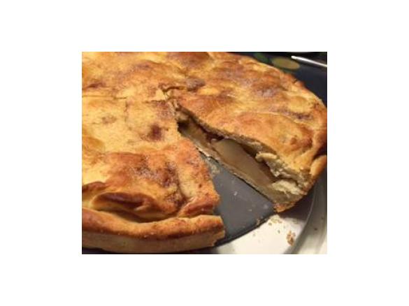 Omas gedeckter Apfelkuchen aus Hefeteig