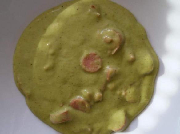 Zartgrüne Kartoffel-Gemüsesuppe mit Würstchen