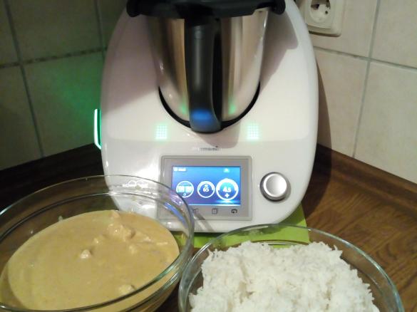 Hähnchen mit Erdnussosse und Reis