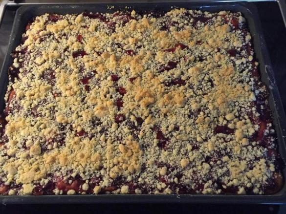 Variation von Kirsch-Streuselkuchen, wie vom Bäcker