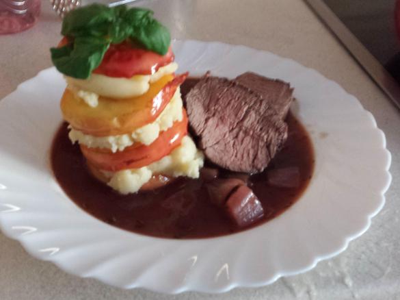 Pochiertes Rinderfilet in Barolo und Schalotten