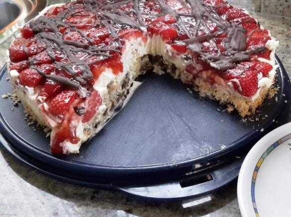Knusper-Erdbeertorte auf Baiserboden