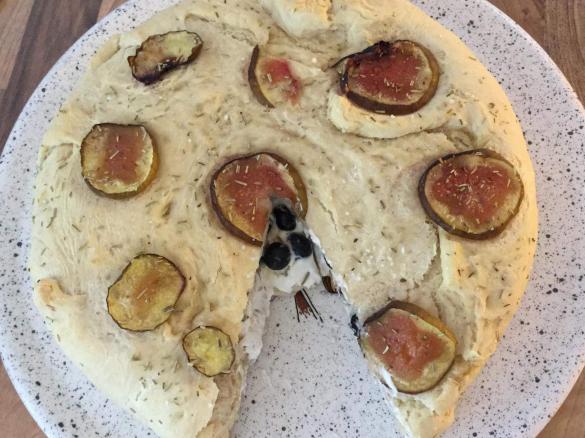 Ziegenkäsefocaccia mit Dunklen Beeren