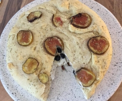 Ziegenkäsefocaccia mit Dunklen Beeren