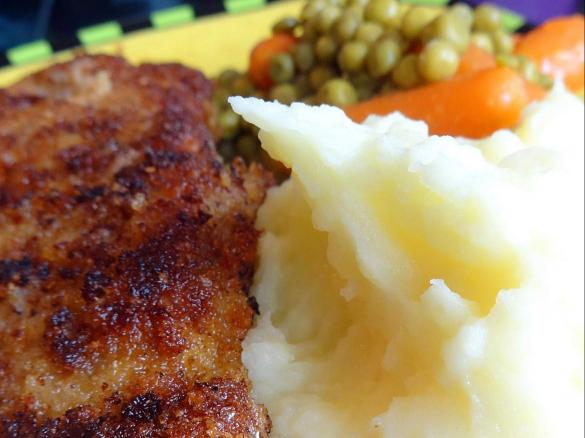 schnelle Schnitzel mit Pastinaken-Kartoffelpürree und Gemüse