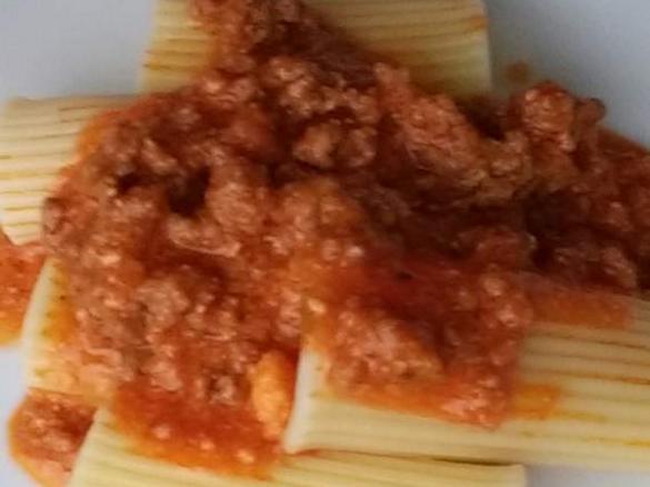 Nudeln mit Bologneser Sauce mit frischen Kräutern und Ricotta