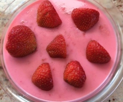 Erdbeer-Buttermilch-Dessert