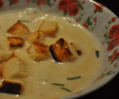 Knoblauchcremesuppe mit selbstgemachten Rosmarin-Croûtons