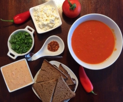 Mexikanische Tomatensuppe mit leckeren Toppings