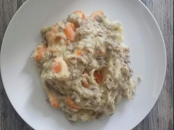 Kartoffelpüree mit Möhren und Hackfleisch