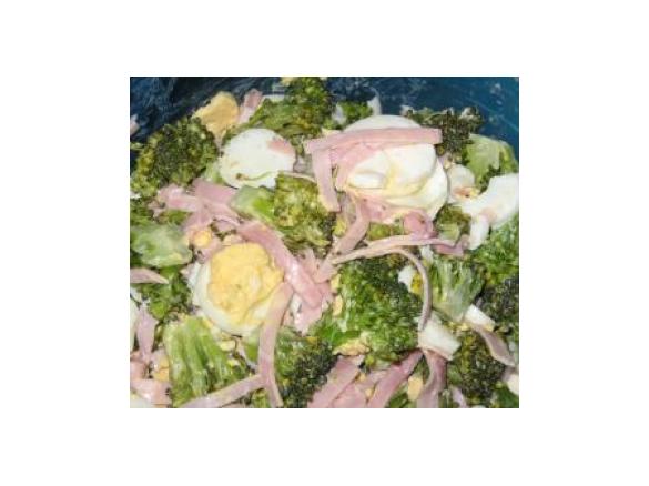 Brokkolisalat mit Eiern und gek. Schinken