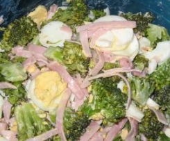 Brokkolisalat mit Eiern und gek. Schinken