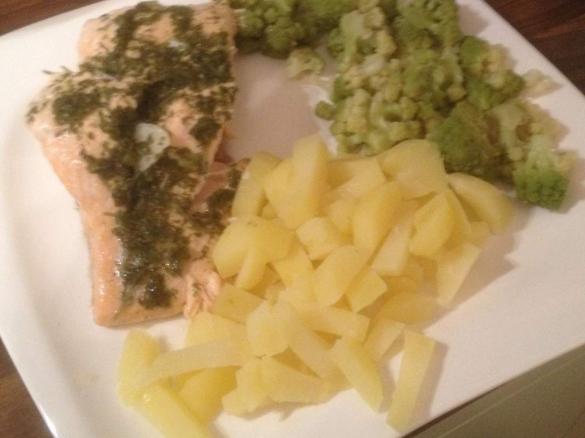 Lachs an Weißweinsauce