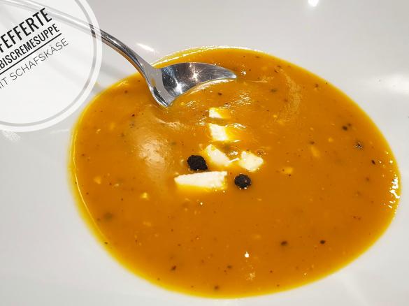 gepfefferte Kürbissuppe mit Schafskäse