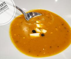 gepfefferte Kürbissuppe mit Schafskäse