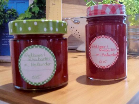 Erdbeer/Rhabarbermarmelade mit Holunderblütensirup