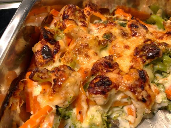 Brokkoli-Karotten Gratin mit Hähnchen