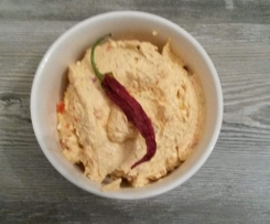 Scharfe Variation von Knoblauch-Käse-Creme wie vom Feinkostladen