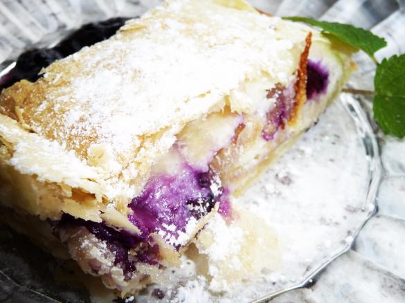 Heidelbeerrolle mit Fruchtsoße