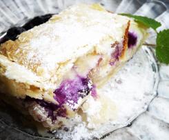 Heidelbeerrolle mit Fruchtsoße