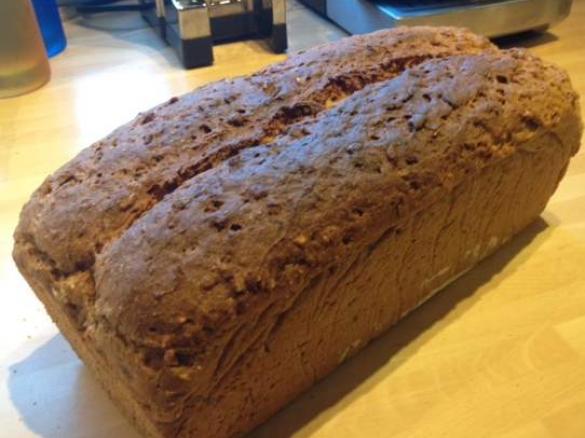Variation von Vollkornbrot mit Sauerteig und geraspelter Möhre