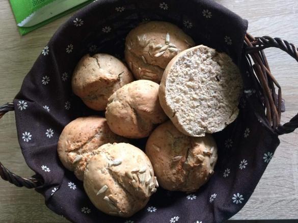 Schnelle Brötchen mit Dinkel und Sonnenblumenkernen